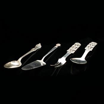 PARTI SILVER, 4 delar, bland annat en sked av N Juhlin, 1860. Totalvikt ca 315 gram.
