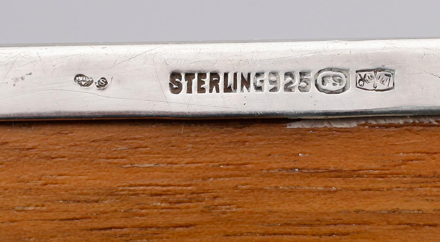 CIGARETTSKRIN, silver, 1900-talets första hälft. Vikt med inredning ca 579 g.