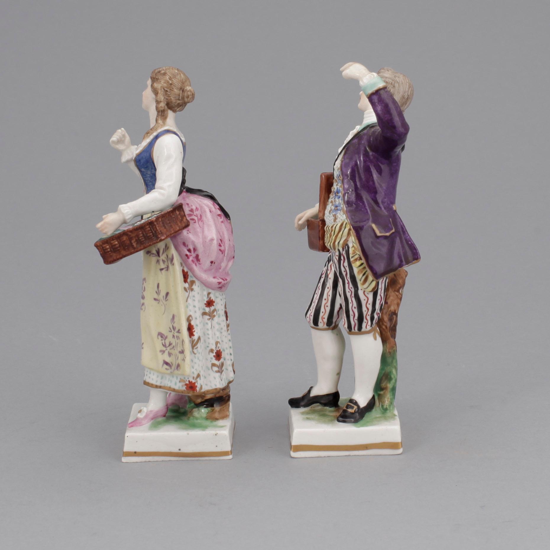 FIGURINER, ett par. Porslin, Wienliknande märke. 1900-tal.