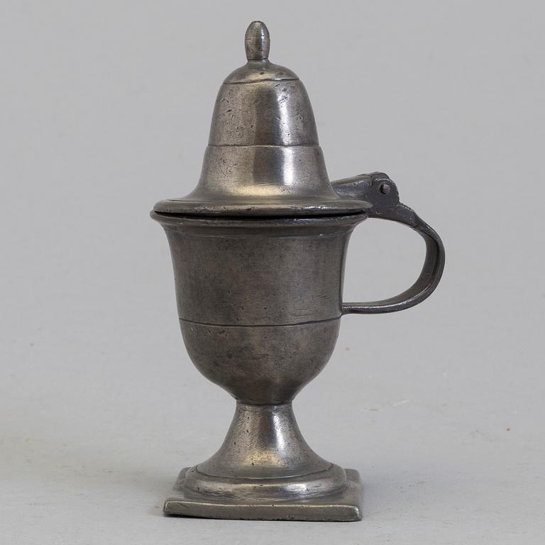 AN 18TH CENTURY PEWTER MUSTARD POT.