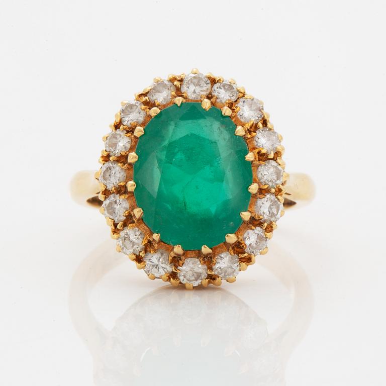 Carmoséring smaragd och briljantslipade diamanter.