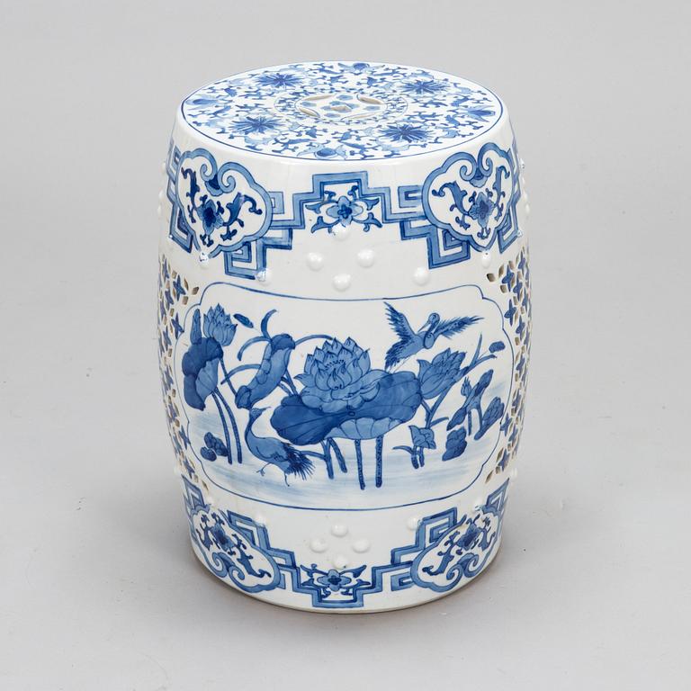 A modern manufacturing blue and white Chinese garden porcelain seat.