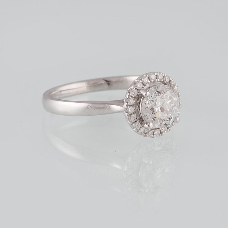 RING, 18K vitguld med briljantslipad diamant 1.09 ct samt mindre diamanter 0.12 ct. Vikt 3,4 gram.