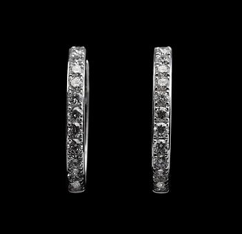 A PAIR OF EARRINGS, brilliant cut diamonds c. 0.75 ct. 18K white gold, weight 3,7 g.