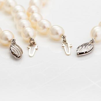 A pearl collier and bracelet with cultured pearls and silver clasps. Pirami.