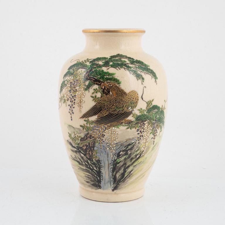 A Japanese Satsuma Vase, marked Satsutozan, 20th century.