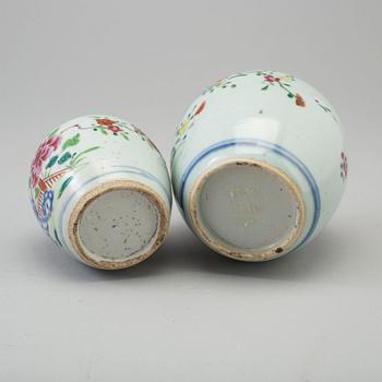 TEKRUKOR, två stycken, kompaniporslin. Qing dynastin, Qianlong (1736-95).