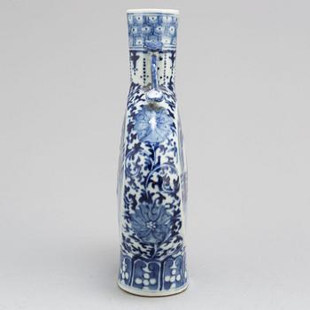 PILGRIMSVAS, porslin. Sen Qingdynasti, 1800-tal.