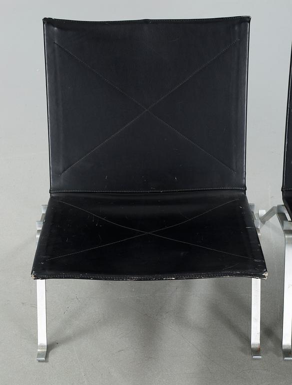 A pair of "PK22" chairs, designed by Poul Kjaerholm, made by Fritz Hansen in 1989.