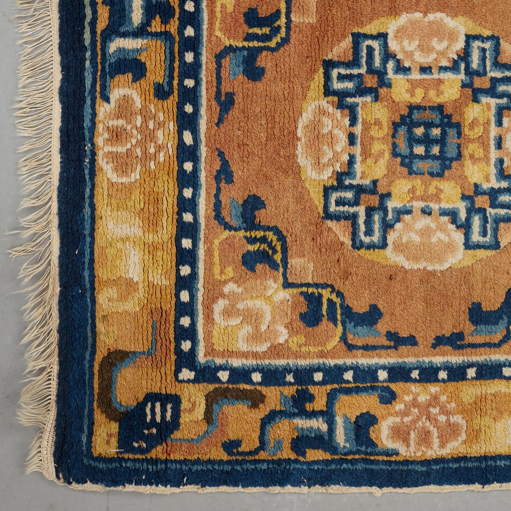Meditationsmatta, semiantik Ningxia, Kina, ca 122 x 60-61 cm (samt en kortsida med ca 0,5 cm senare slätväv).