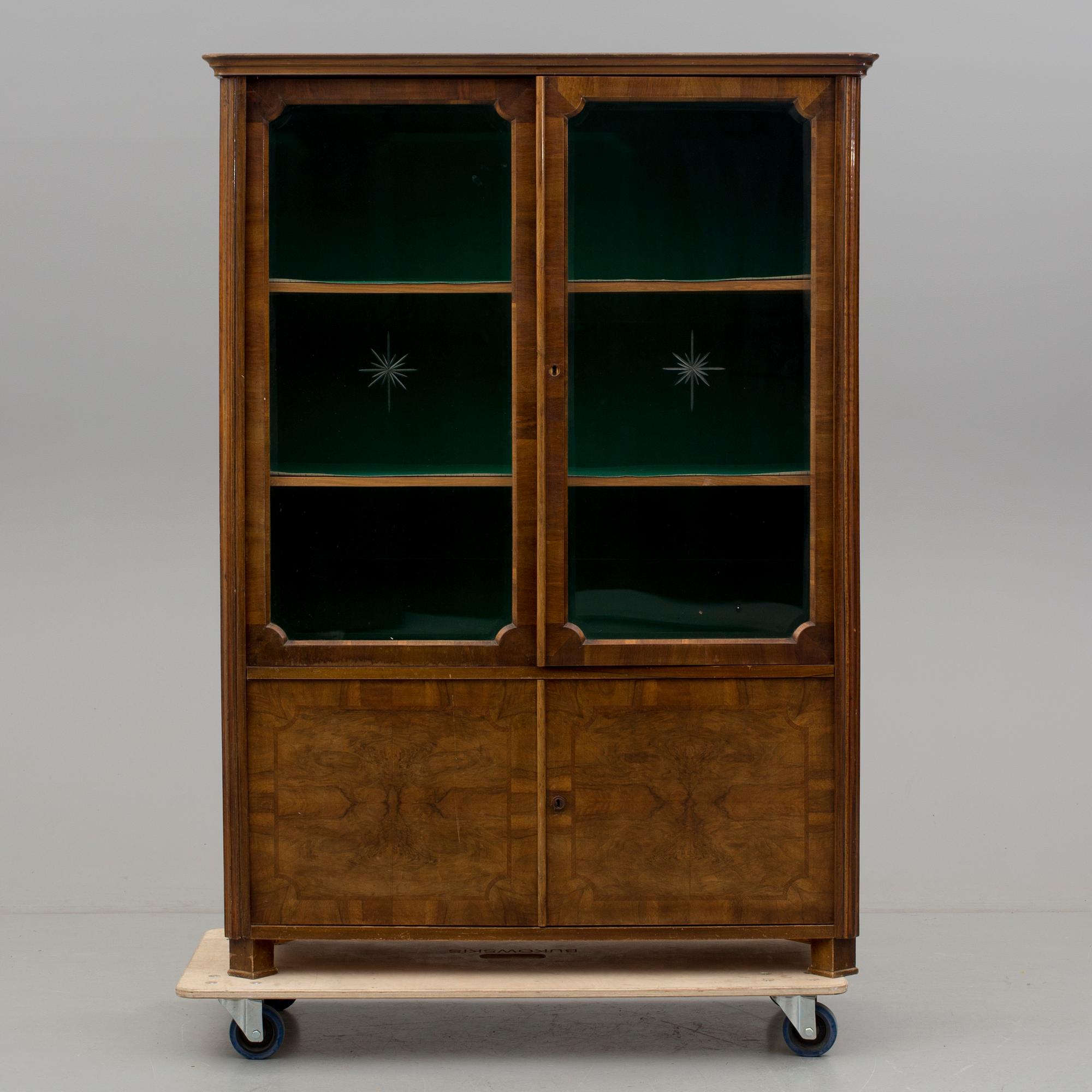 VITRINSKÅP, 1900-talets första hälft.