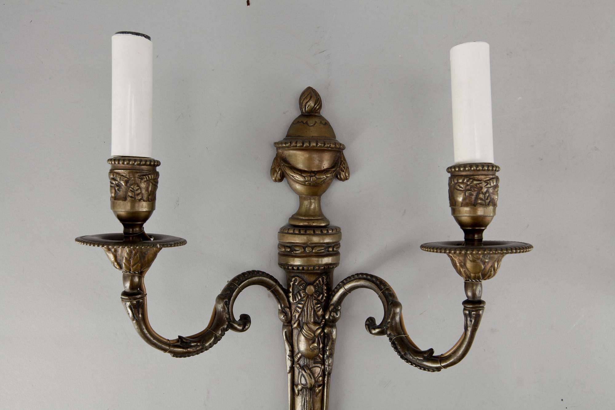 VÄGGAPPLIQUER, ett par, mässing, Louis XVI-stil, 1900-talets mitt.