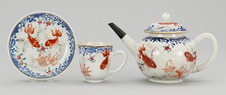 TEKANNA och KOPP med FAT, porslin. Qing dynastin. Qianlong (1736-95).