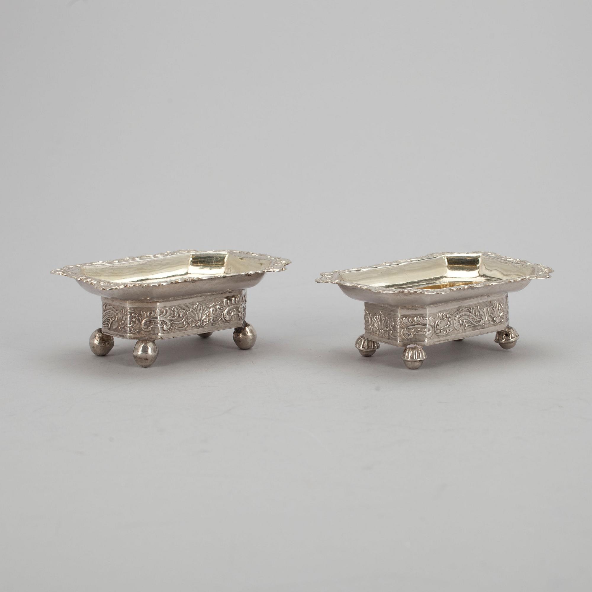 SALTKAR, 2 st, silver, Moskva 1840 och 1850. Vikt 78 g.