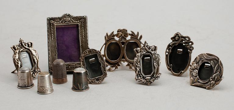 MINIATYRRAMAR, 7 ST SAMT FINGERBORGAR, 4 st, silver, tidigt 1900-tal. Total vikt ca 129 g.