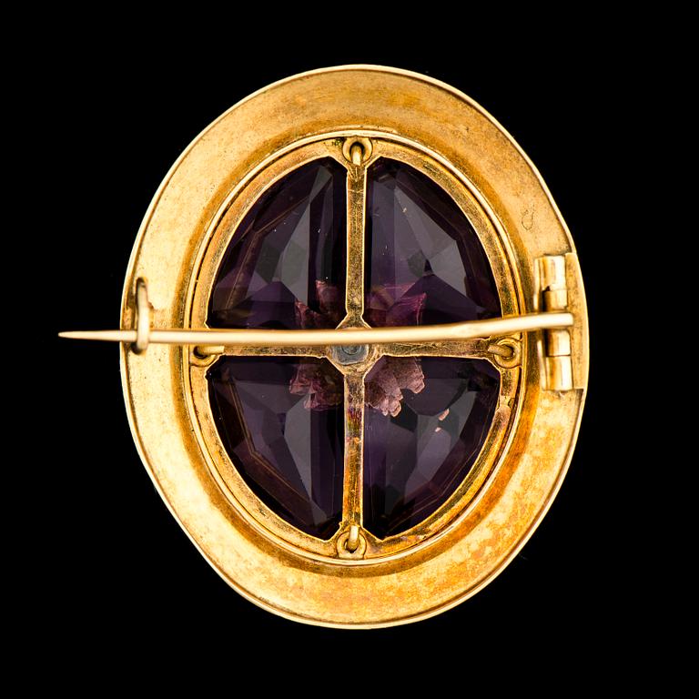 A BROOCH, facetted amethysts, enamel, 18K gold. France, 19th century.