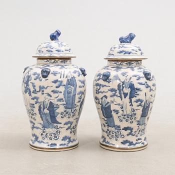 Vases with lids, 1 pair, China, late 20th century, porcelain.