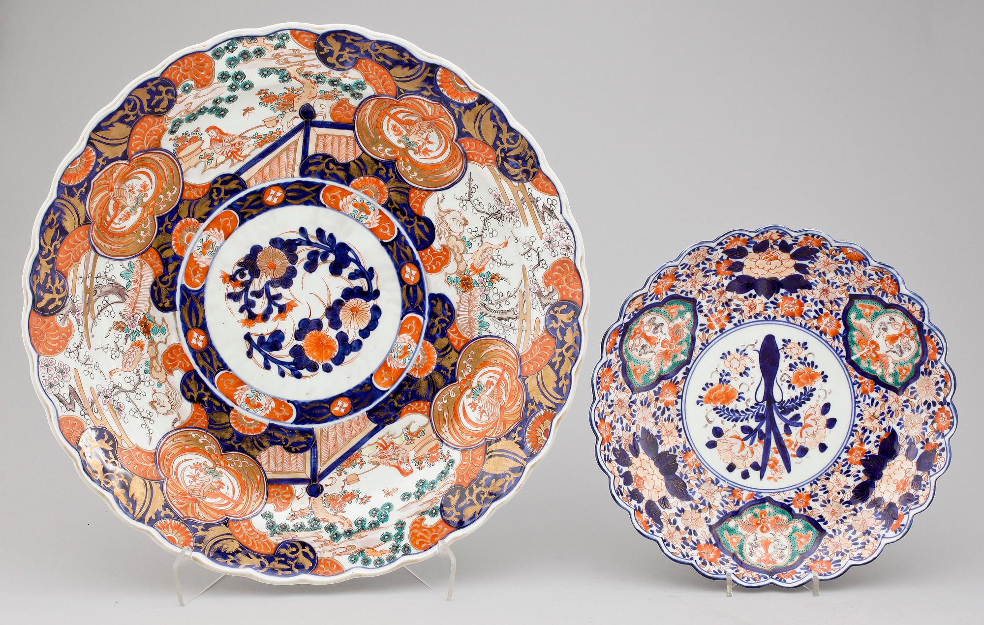 FAT samt TALLRIKAR 4 delar, porslin, Imari, Japan 1900-tal.