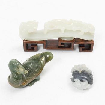 Bälteshake samt amulett och ask, nefrit och sten, Qingdynastin.