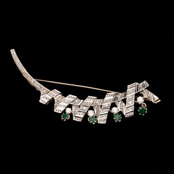 BROSCH, briljant och 8/8 slipade diamanter ca 0.6 ct, smaragder ca 0.5 ct. 18K guld. Vikt 20,5 g.