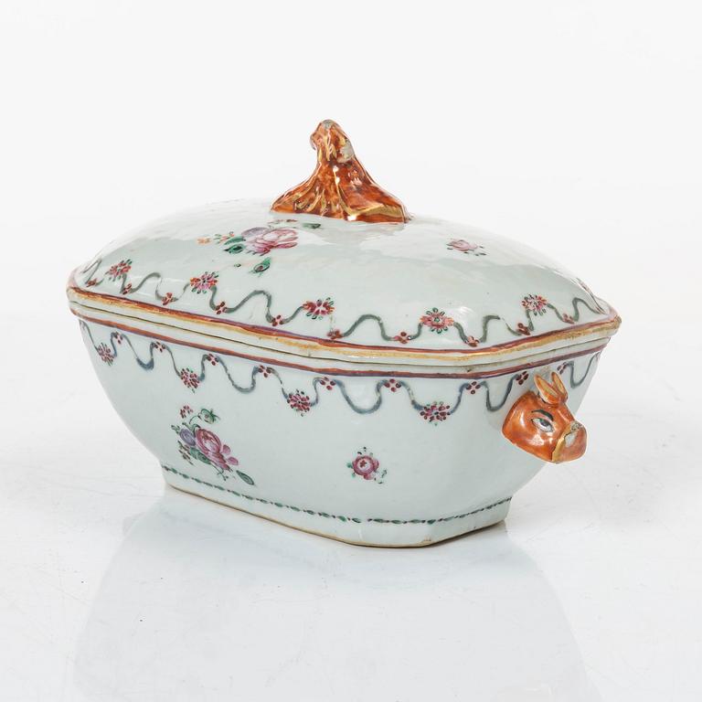 Smörterrin, terrinfat och bålskål, kompaniporslin, Kina, Qingdynastin, 1700-tal.