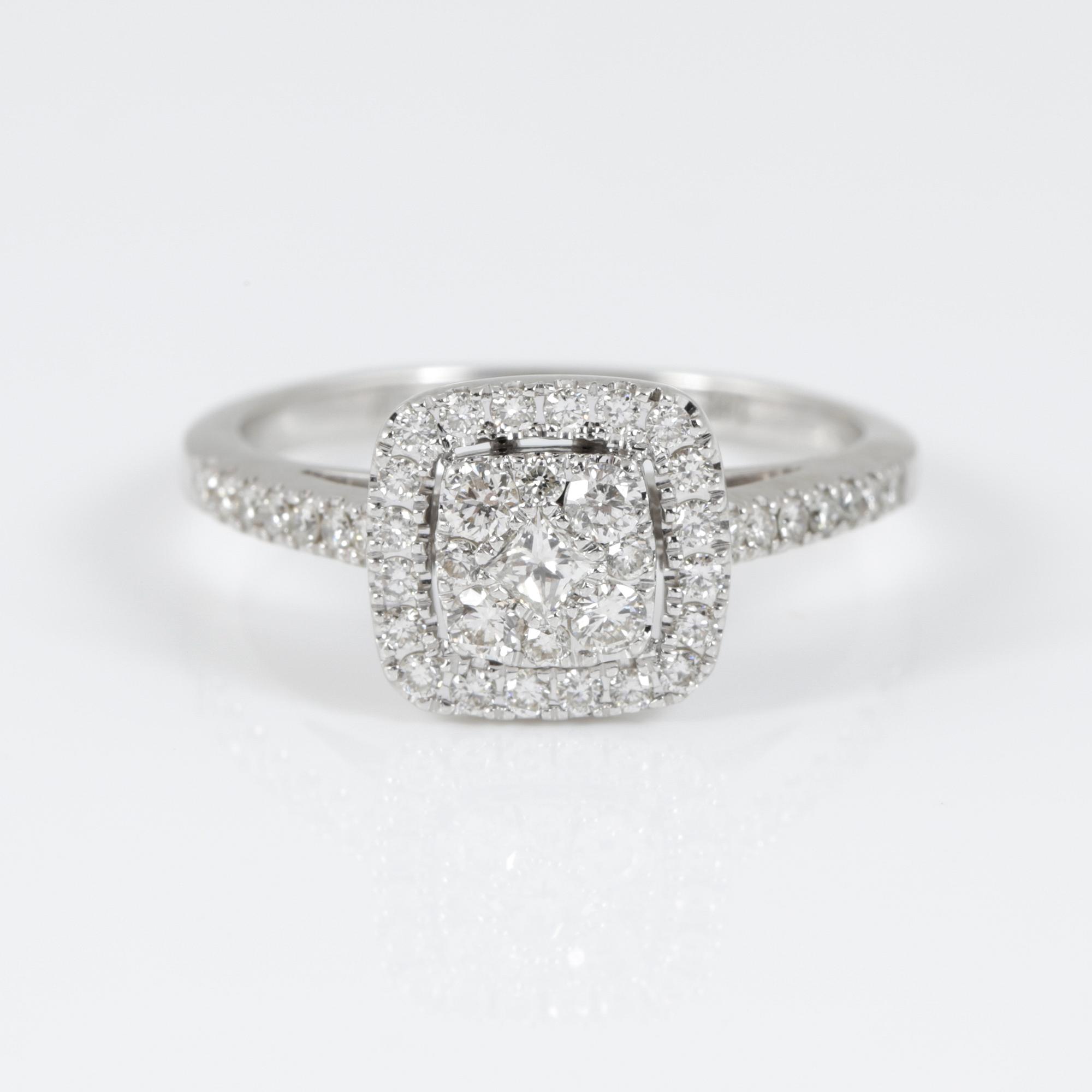 RING, 14K vitguld med central prinsesslipad diamant omgiven av briljantslipade diamanter tot ca 0,71 ct. Vikt 3,22 g.