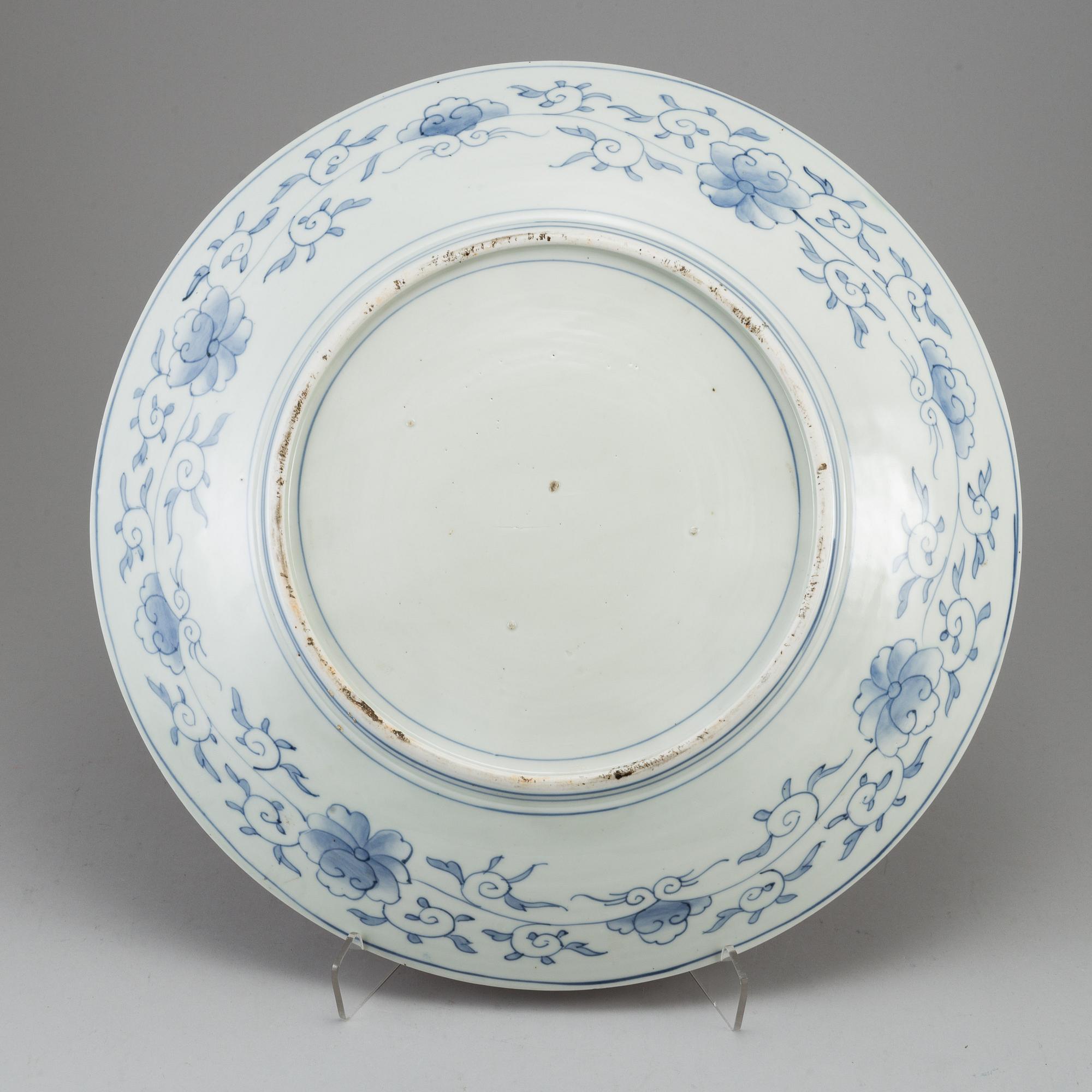 A large imari serving dish, Meiji (1868-1912).