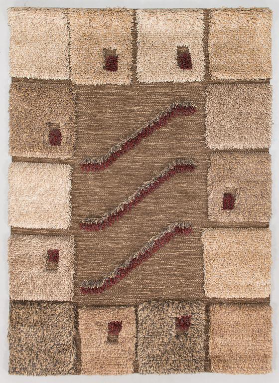 Saara Raitanen, A Finnish long pile Ryijy Rug, for Kotiteollisuus OY Oma Tupa. Circa 130 x 95 cm.