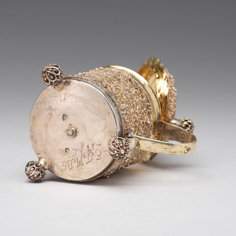 Johan Friedrich Straub, miniatyrdryckeskanna, silver, Karlstad (1674-1713).
