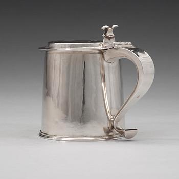 An English 17th century silver tankard, makers mark M, London 1672.