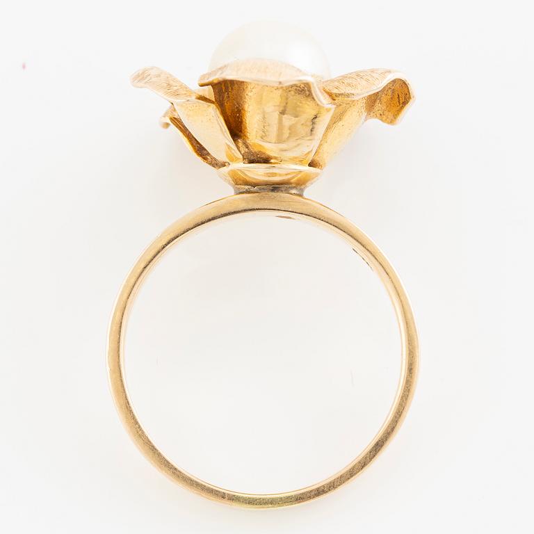 Ring 14K gold with a cultured pearl.