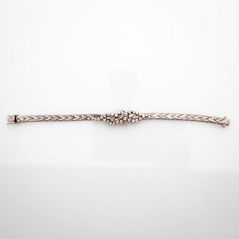 Bracelet, 18K white gold with cabochon-cut and brilliant-cut diamonds.