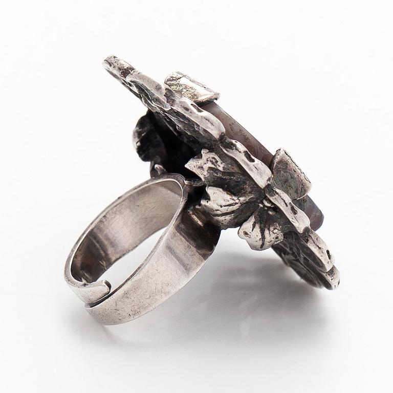 Pentti Sarpaneva, sormus, hopeaa ja akaatti. Turun Hopea, Åbo 1973.