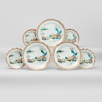 A famille rose dinner service, Qing dynastiy, Qianlong (1736-95). (30 pieces).