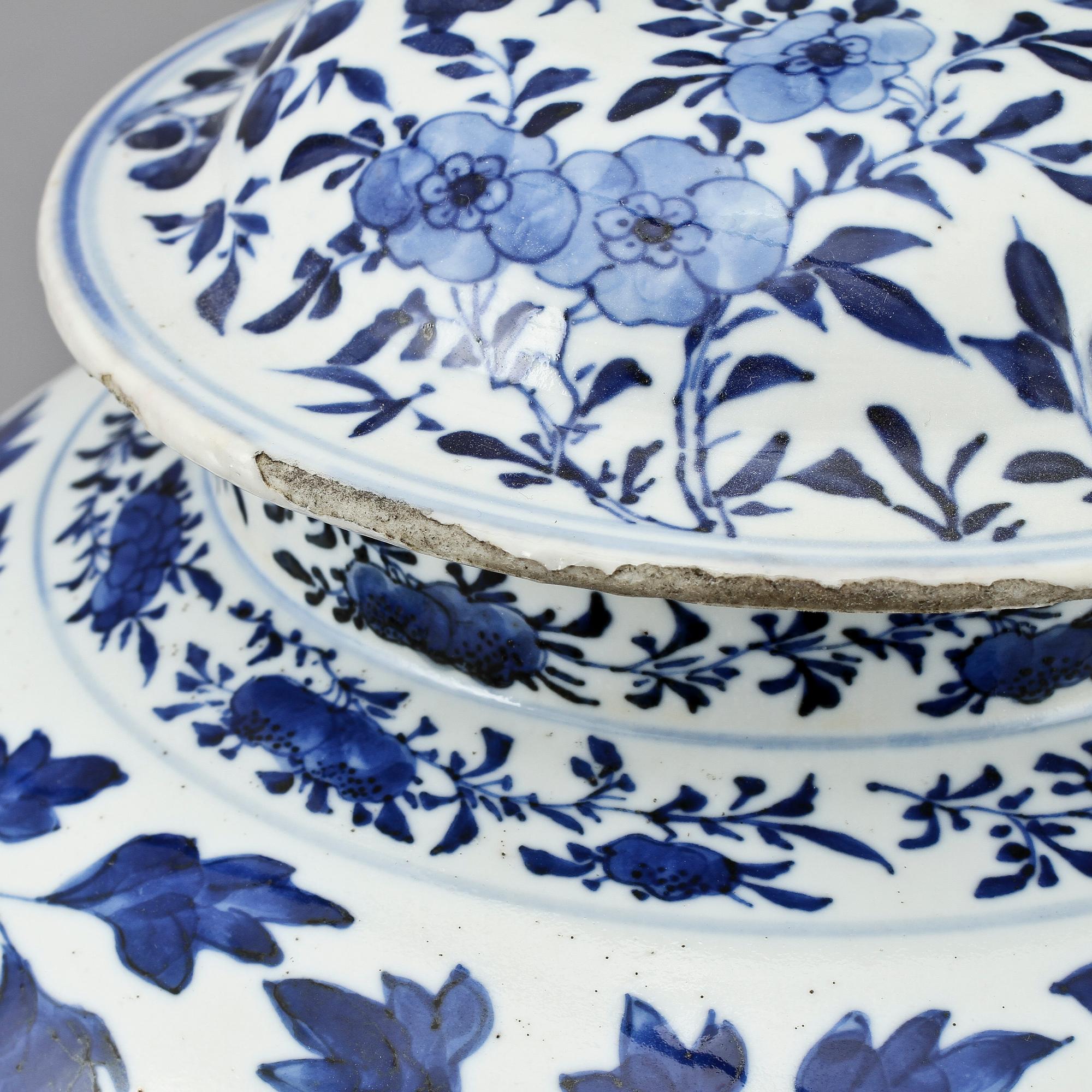 LOCKURNOR, ett par, porslin, Kina, Kangxi-stil, sent 1800-tal.