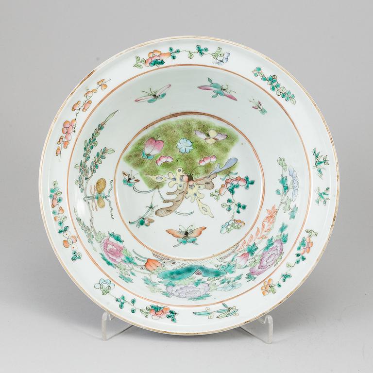 A famille rose wash basin, Qing dynasty, late 19th century.
