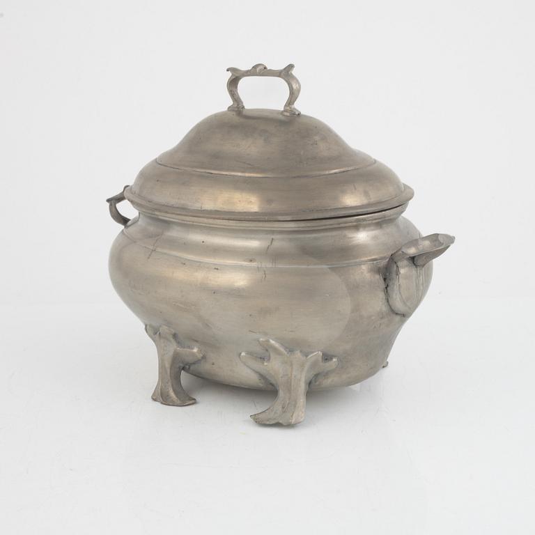 A pewter tureen with cover by Peter Larsson Holmin, Borås, Sweden, 1784.