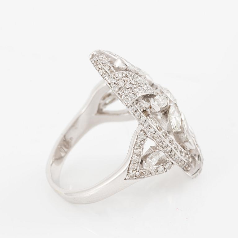 Ring, 18K white gold set with navette and brilliant-cut diamonds.