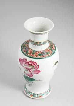 VAS, porslin, Kina, sannolikt Republik, 1900-talets början.