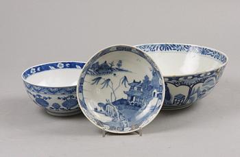 SKÅLAR 2 st SAMT FAT, porslin, bla Qianlong, Kina 1700-tal.