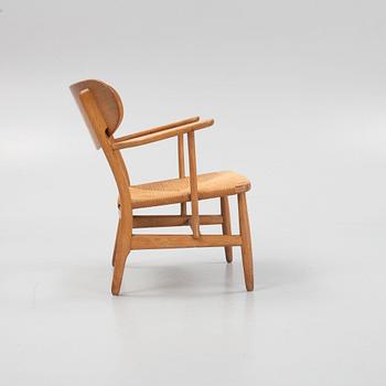 Hans J. Wegner, fåtölj, modell CH 22, Carl Hansen & Son, Odense, Danmark, 1900-talets mitt.