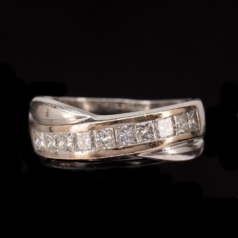RING, 18k vitguld med 10 prinsesslipade diamanter ca 1,00ct. Gassan diamonds, Amsterdam. Vikt ca 4g.