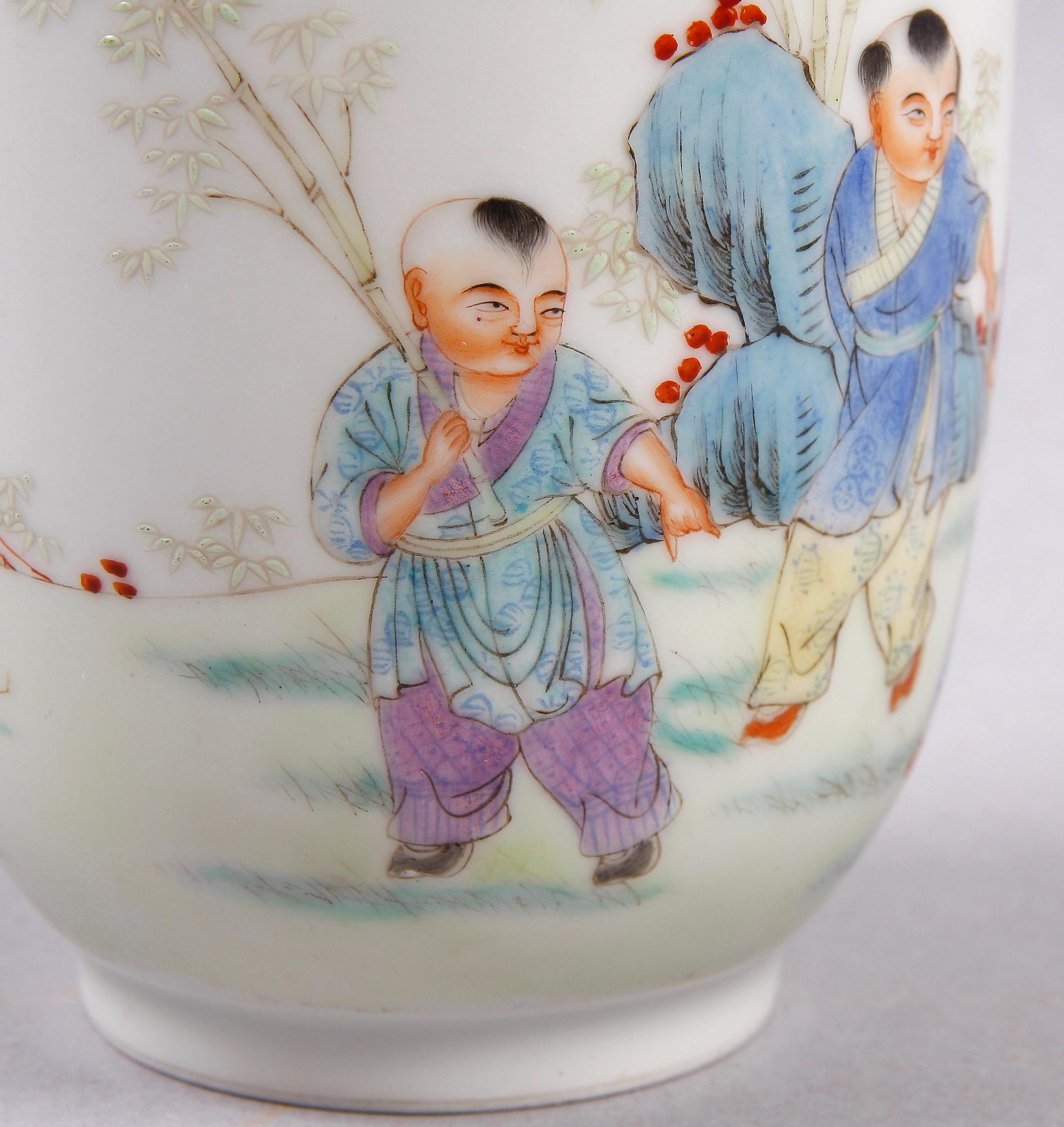 VAS, porslin, Kina. 1900-talets första hälft.