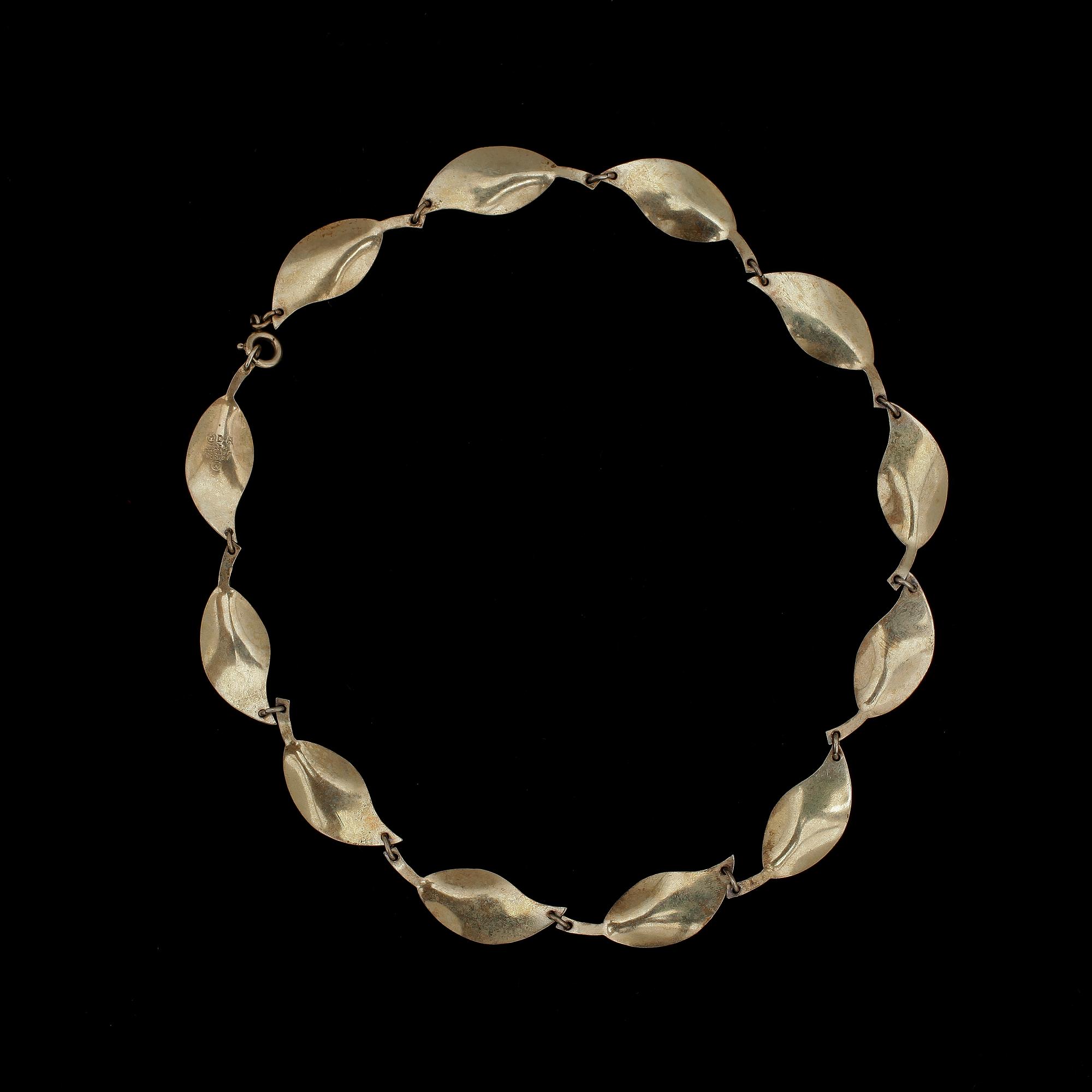 HALSBAND, ARMBAND, ÖRHÄNGEN, ett par samt BROSCH, sterlingsilver och emalj, Norge, 1900-tal. Vikt 48 G.