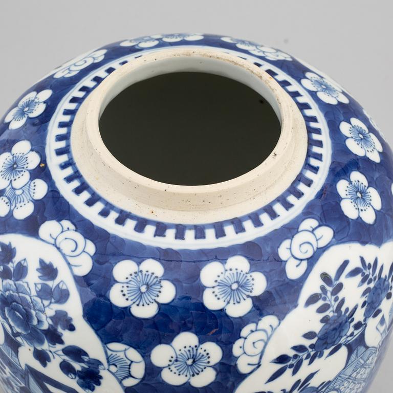 A blue and white jar with cover, late Qing dynasty, circa 1900.