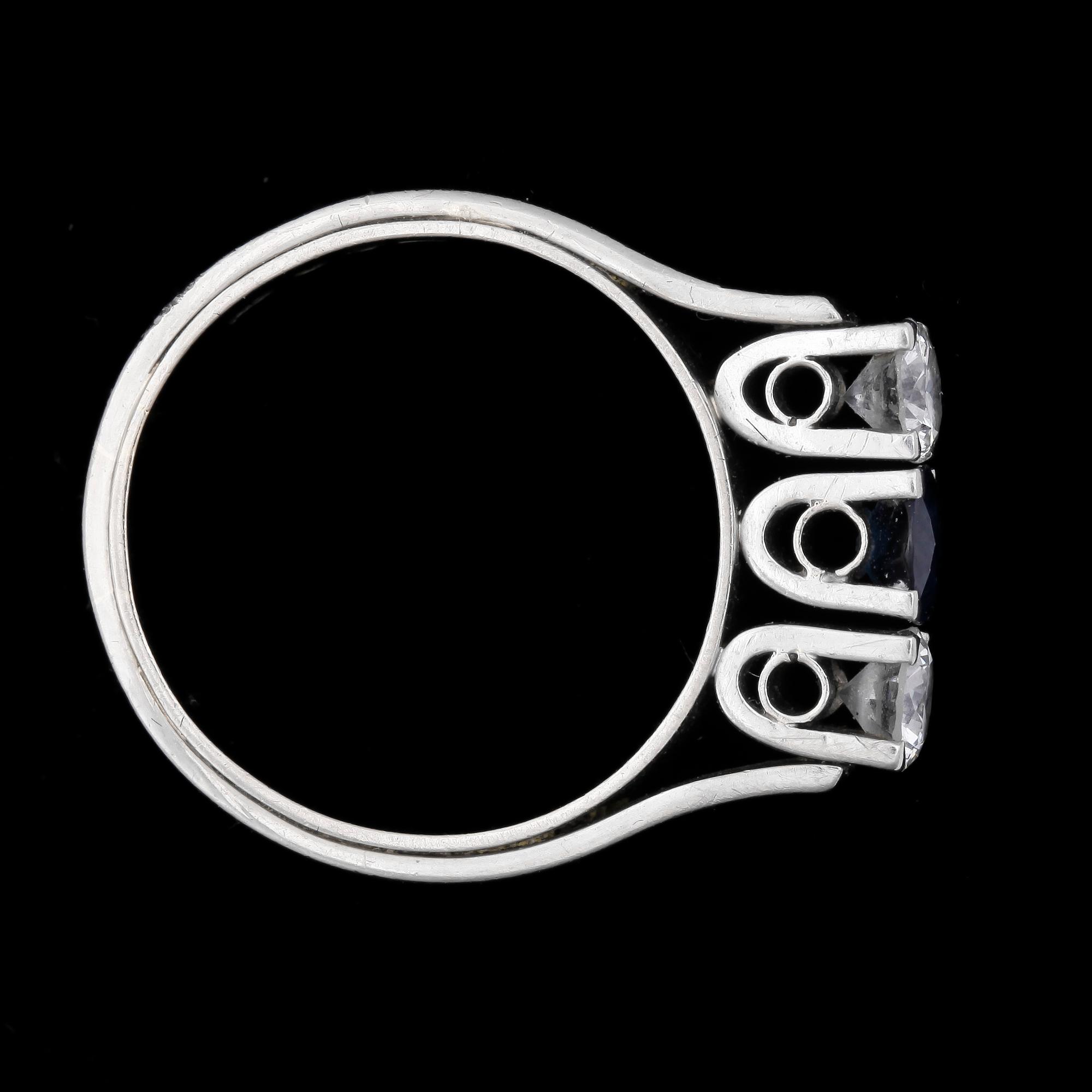 RING, 18k vitguld med briljantslipad safir ca0,50ct enl gravyr och diamanter tot ca0,70ct. Stockholm, 1977. Vikt 8,8g.