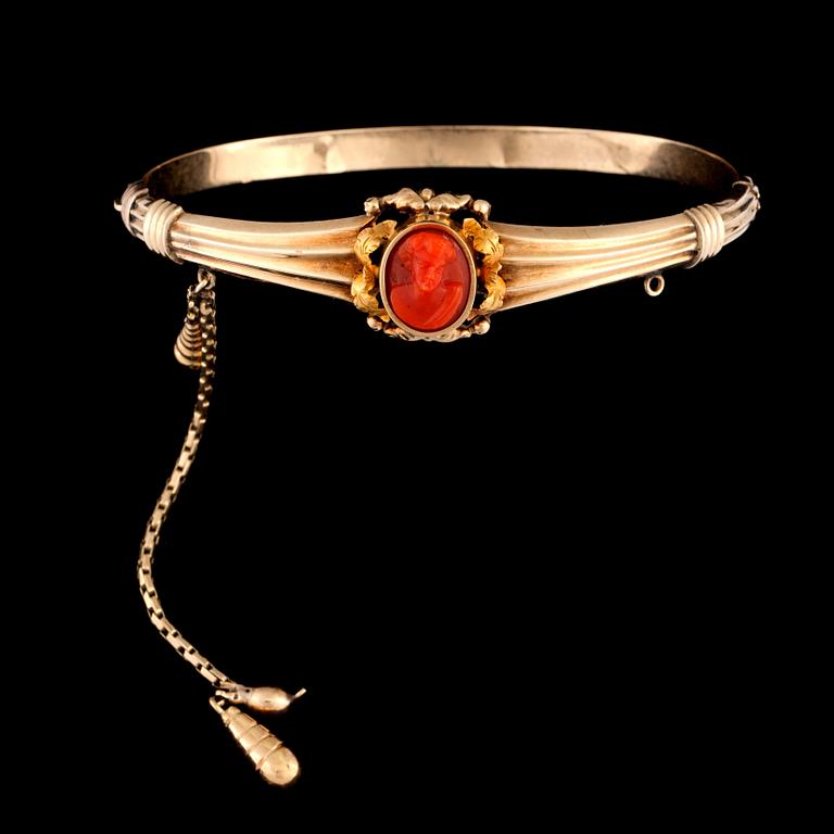 A carved coral cameo bracelet.