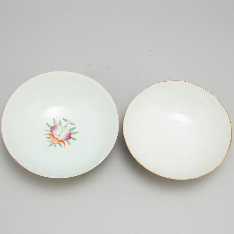 A set of two famille rose bowsl around year 1900.