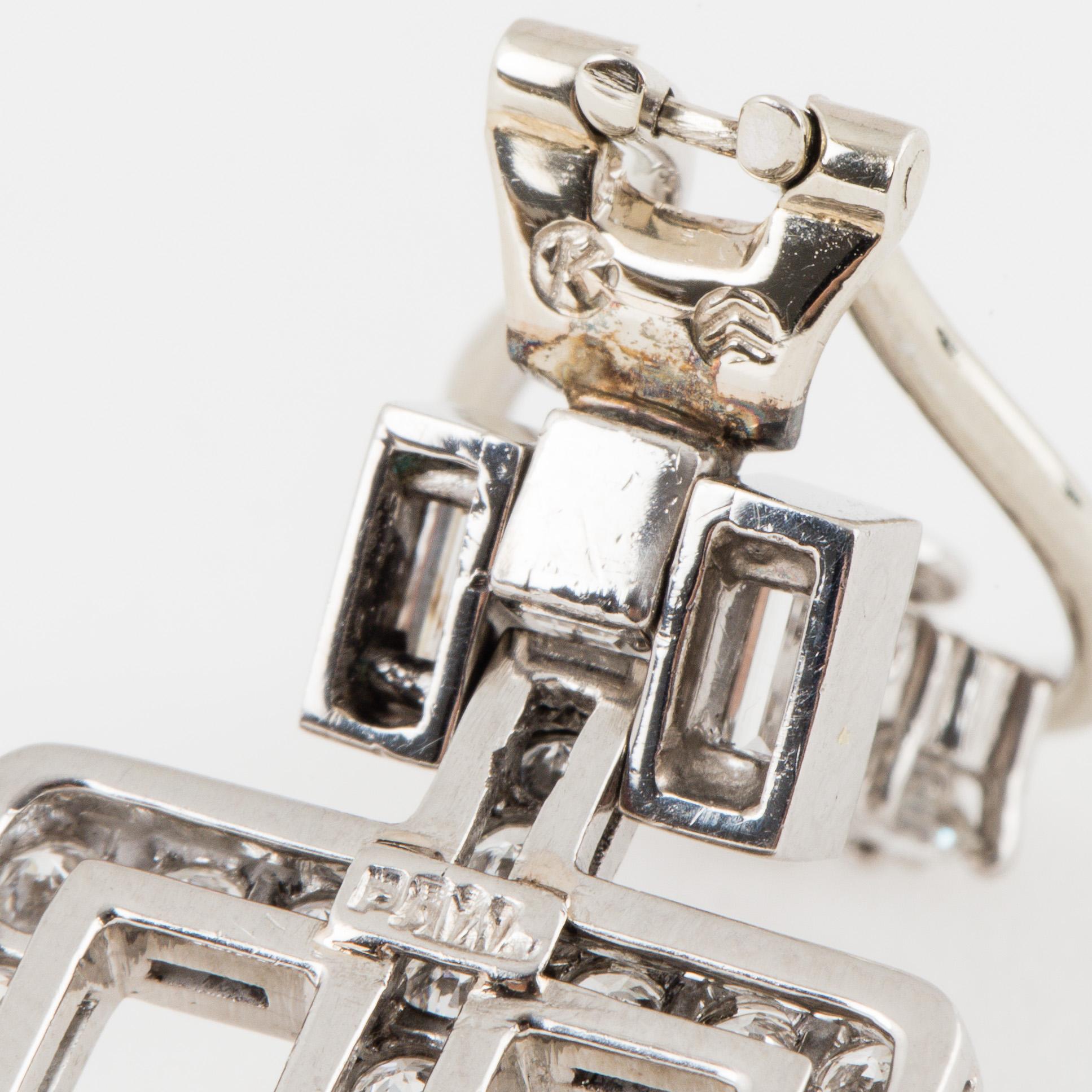 Ett par örhängen med runda briljant- och baguetteslipade diamanter.