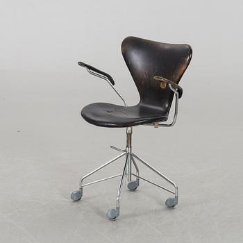ARNE JACOBSEN, A Sjuan  armchair on wheels.